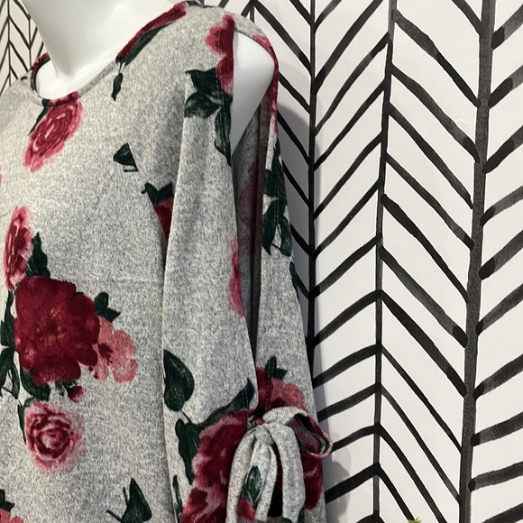 Cold shoulder Bell Sleeve Gray Rose Long Sleeve Top, Size Small - Picture 5 of 16
